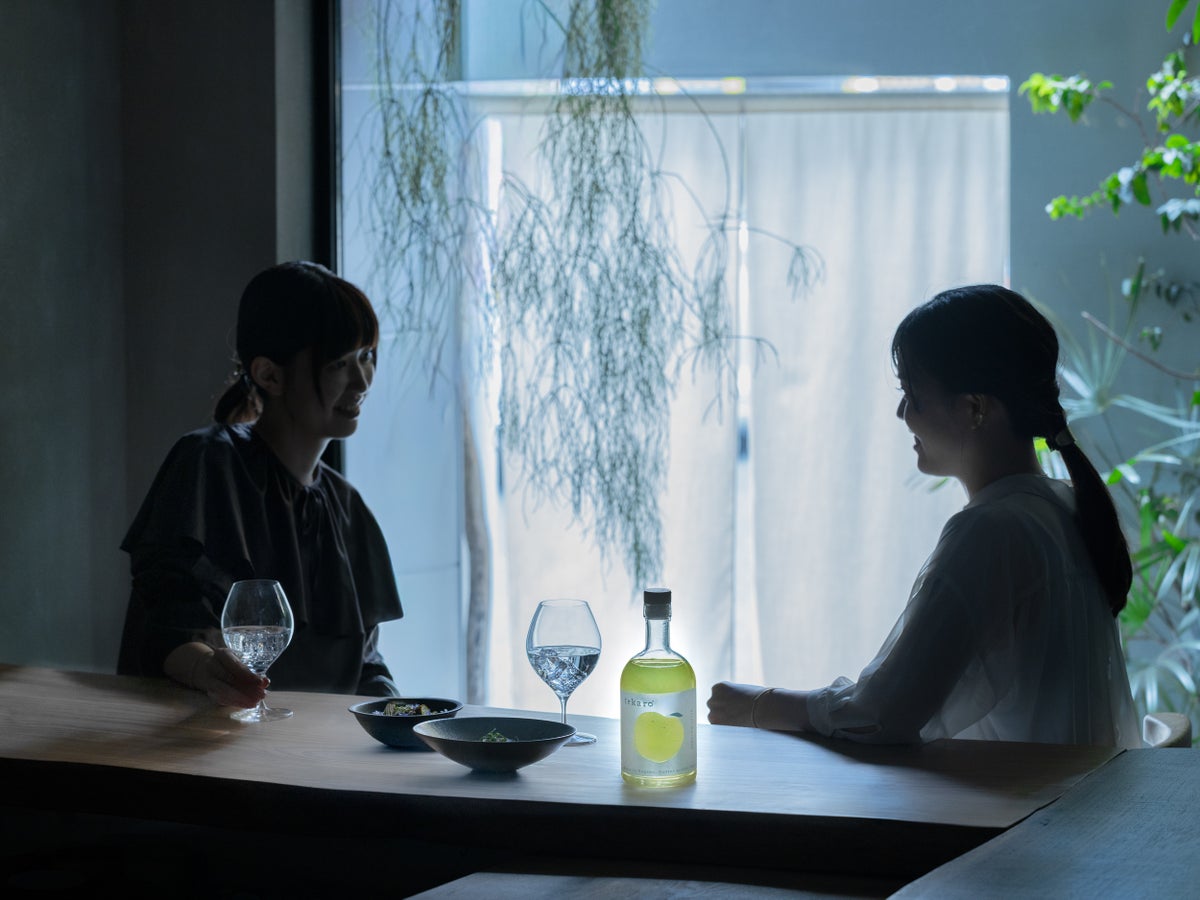 長野の「初摘みりんご」がクラフトジンに。29歳起業家の「tekaro GIN First Harvest」、Makuake初日に目標100万円を達成