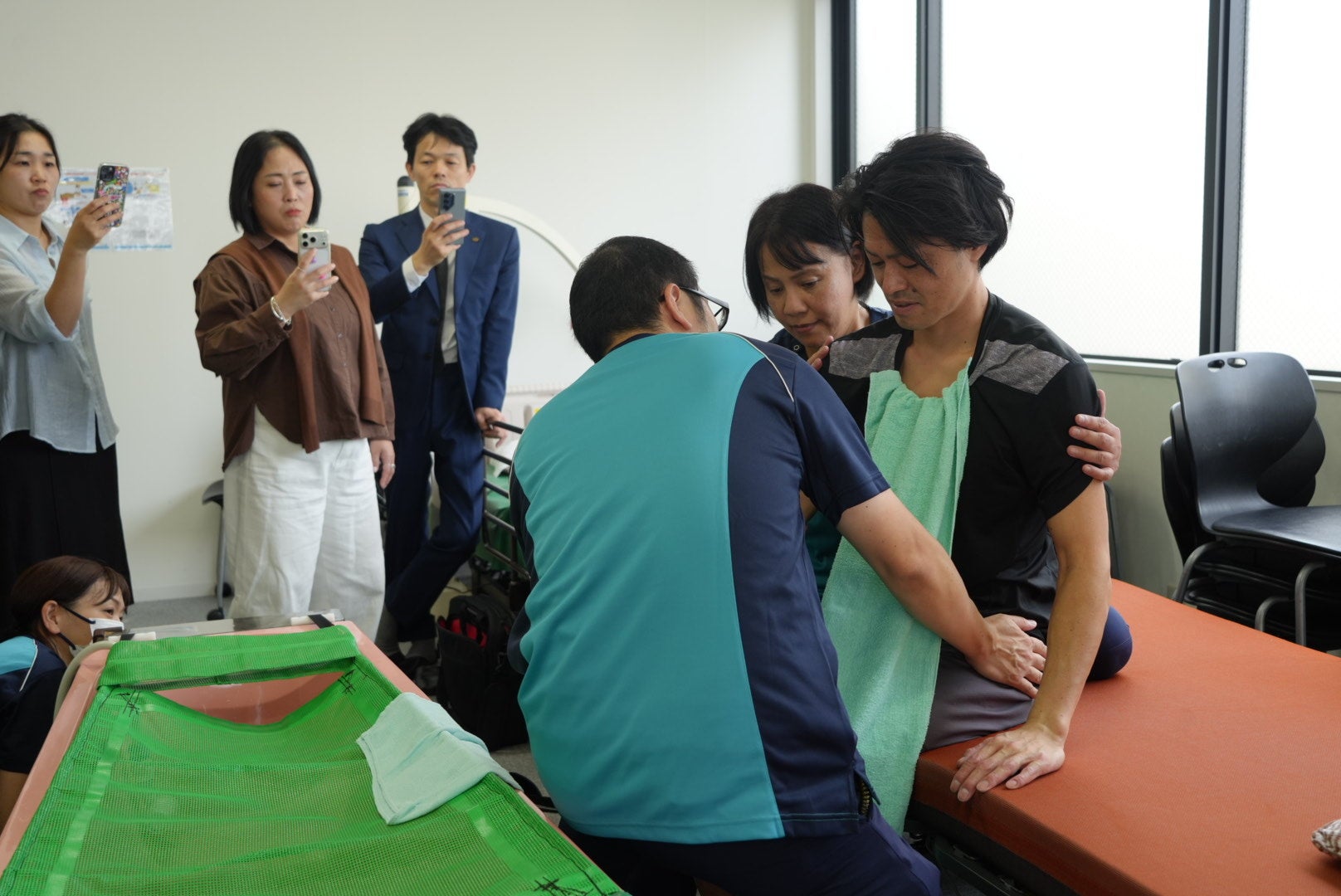 実際の介助方法を確認する日韓の研修参加者