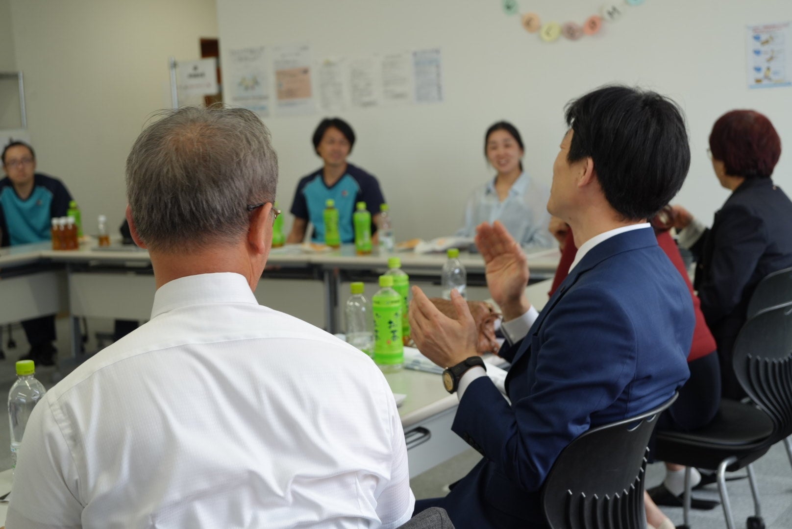 研修を通じて意見を交わす日韓の参加者