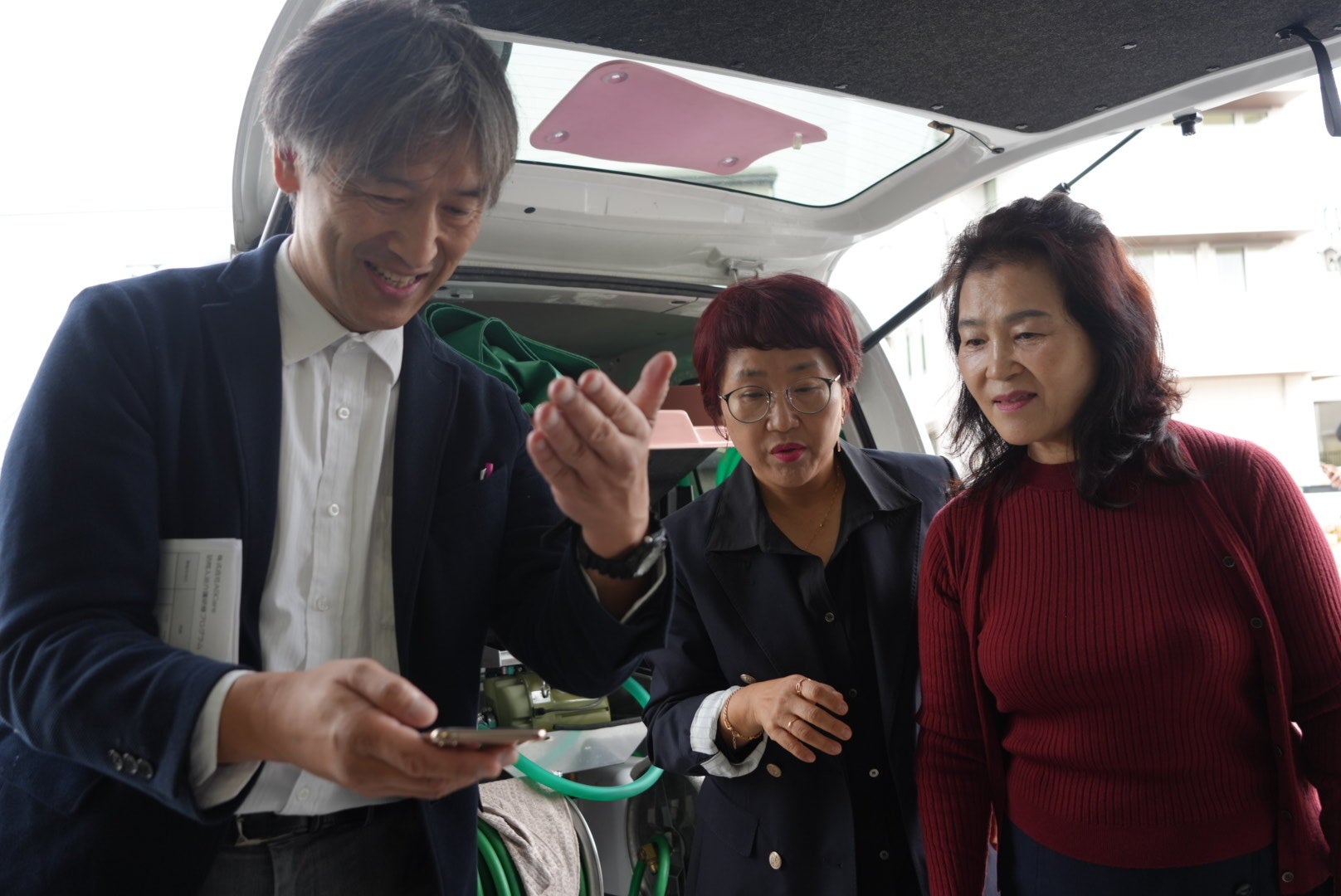 韓国側参加者と意見を交わす勝沼次長