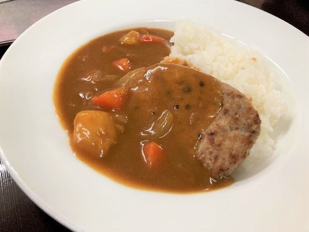 カレーソースに味や具材の変化を事業所ごとに自由につけることができる