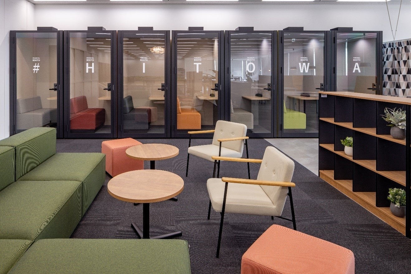 奥に並ぶ「ソロブース」はオンラインでの会議や取引先との商談などにも活躍