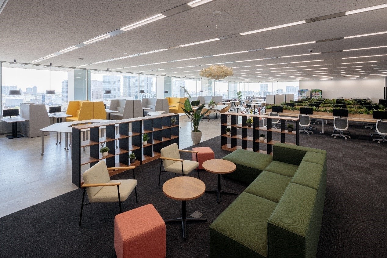 パーソナルスペースも充分に配慮されつつ、リラックスした雰囲気のなか仕事ができる