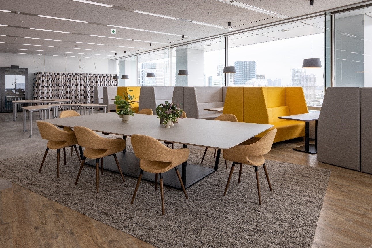 席のスタイルもさまざまにその日の気分でどこにでも。奥の通称「ファミレス席」はMTGにも