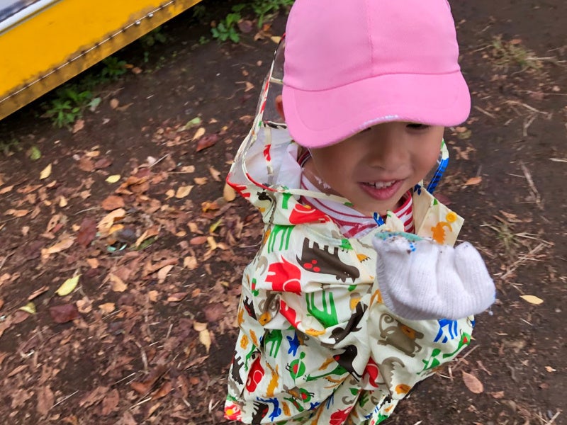 可燃ごみと不燃ごみの区別に迷い、「おそうじ本舗」のスタッフに確認していた園児