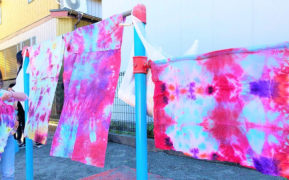 （染め終わったら乾かして色を定着させる。美しい模様が浮かび上がる）