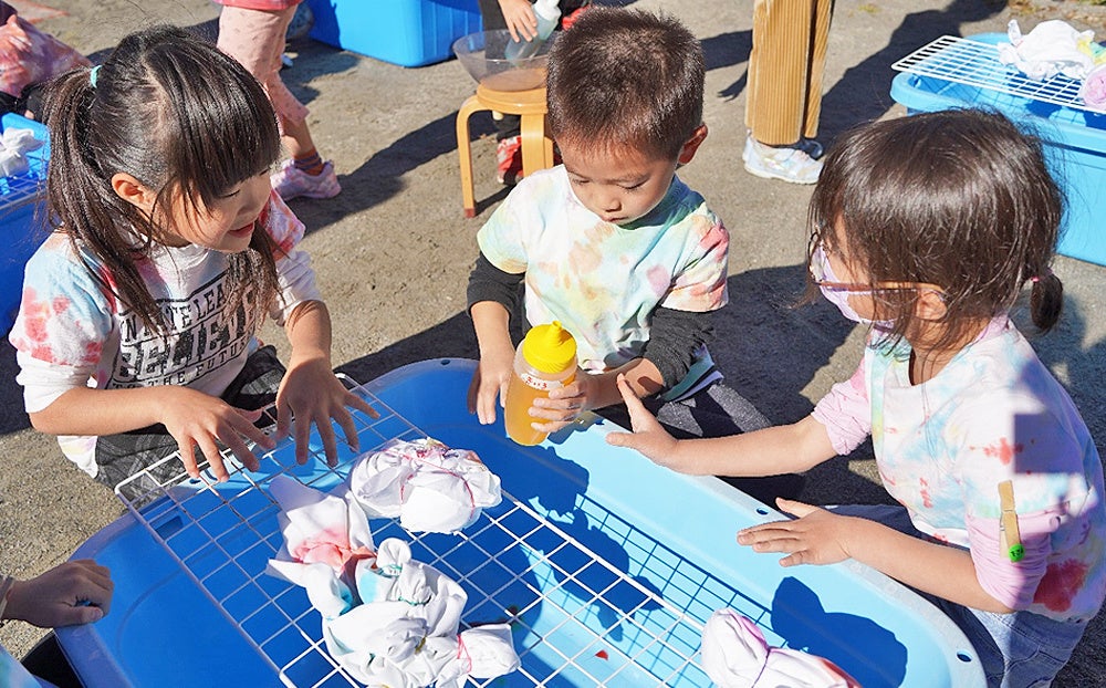 （輪ゴムで縛ったところは染めあがりに独特の模様と色彩の調和が生まれる）