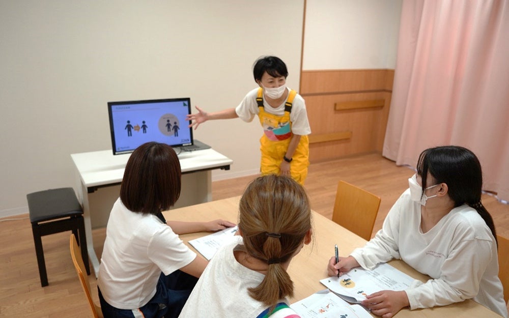 実地講座座学の様子。ダンスと乳幼児教育の専門家が講師を担当。