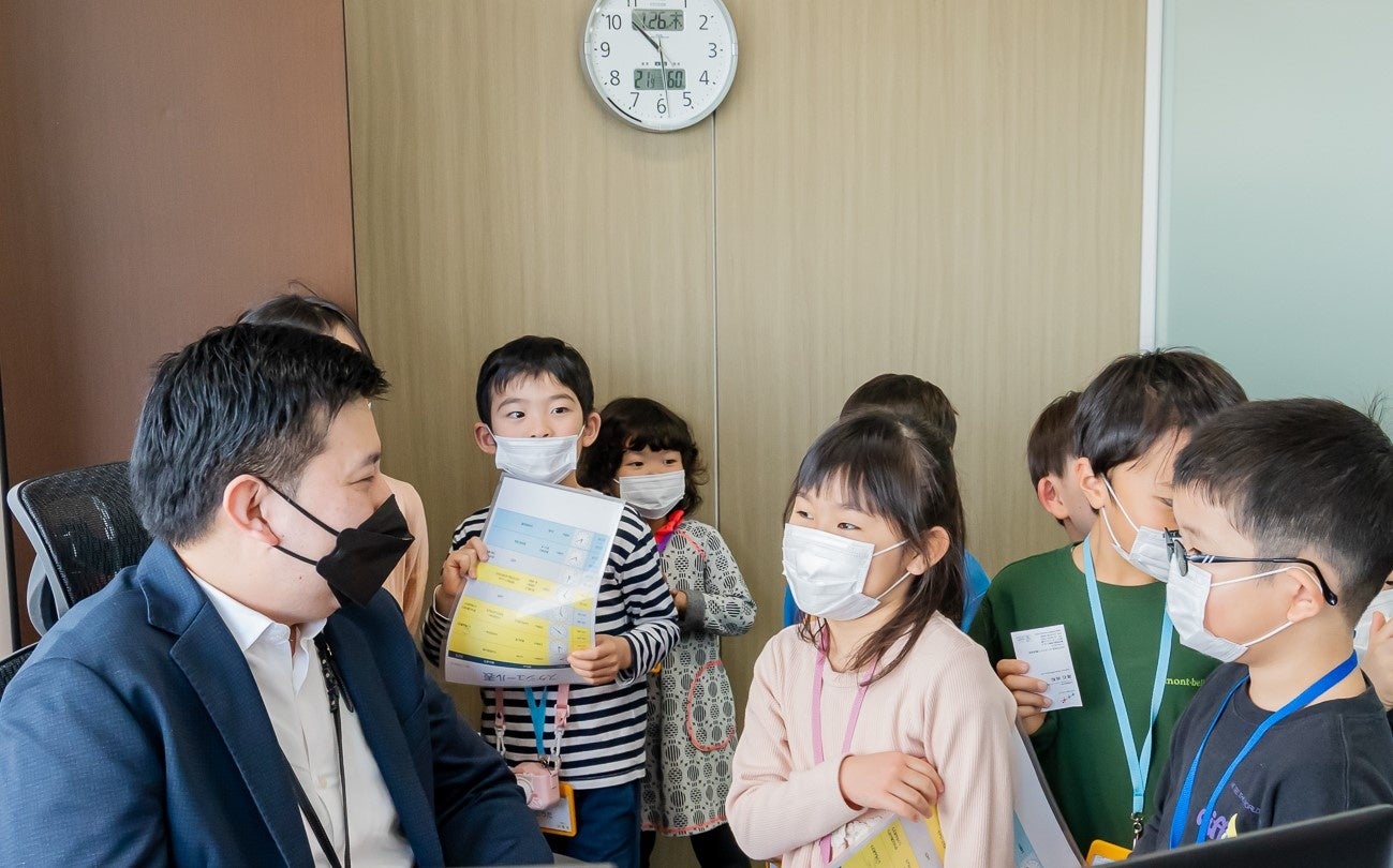 社長の髙石と対話を楽しむ子ども社員（園児）たち