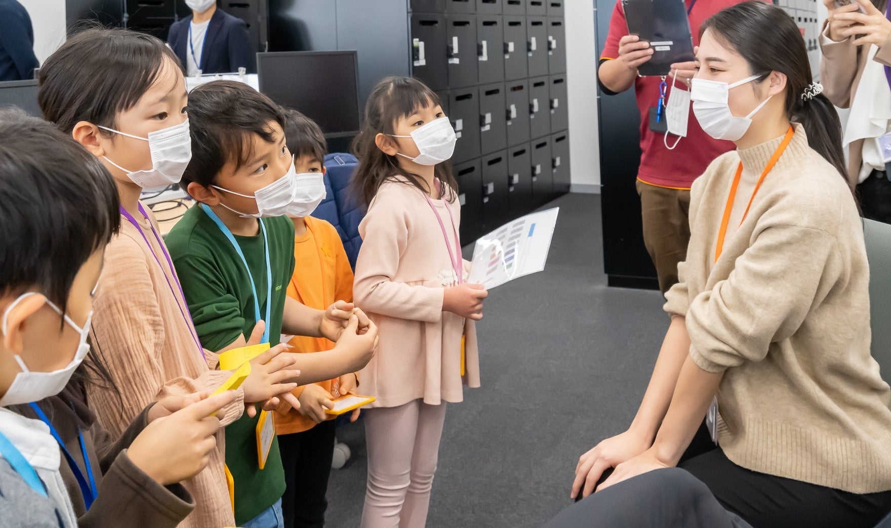積極的に社員にインタビューする子ども社員（園児）たち