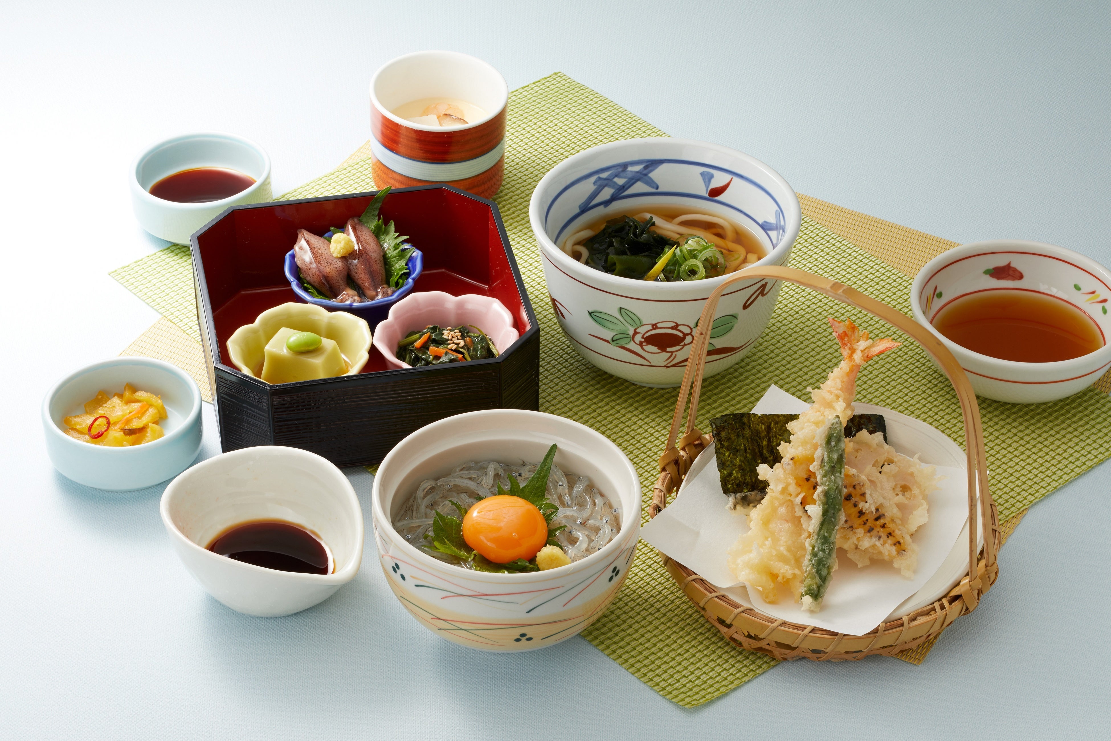 ミニ生しらす丼御膳　１,４９９円(税込１,６４８円)