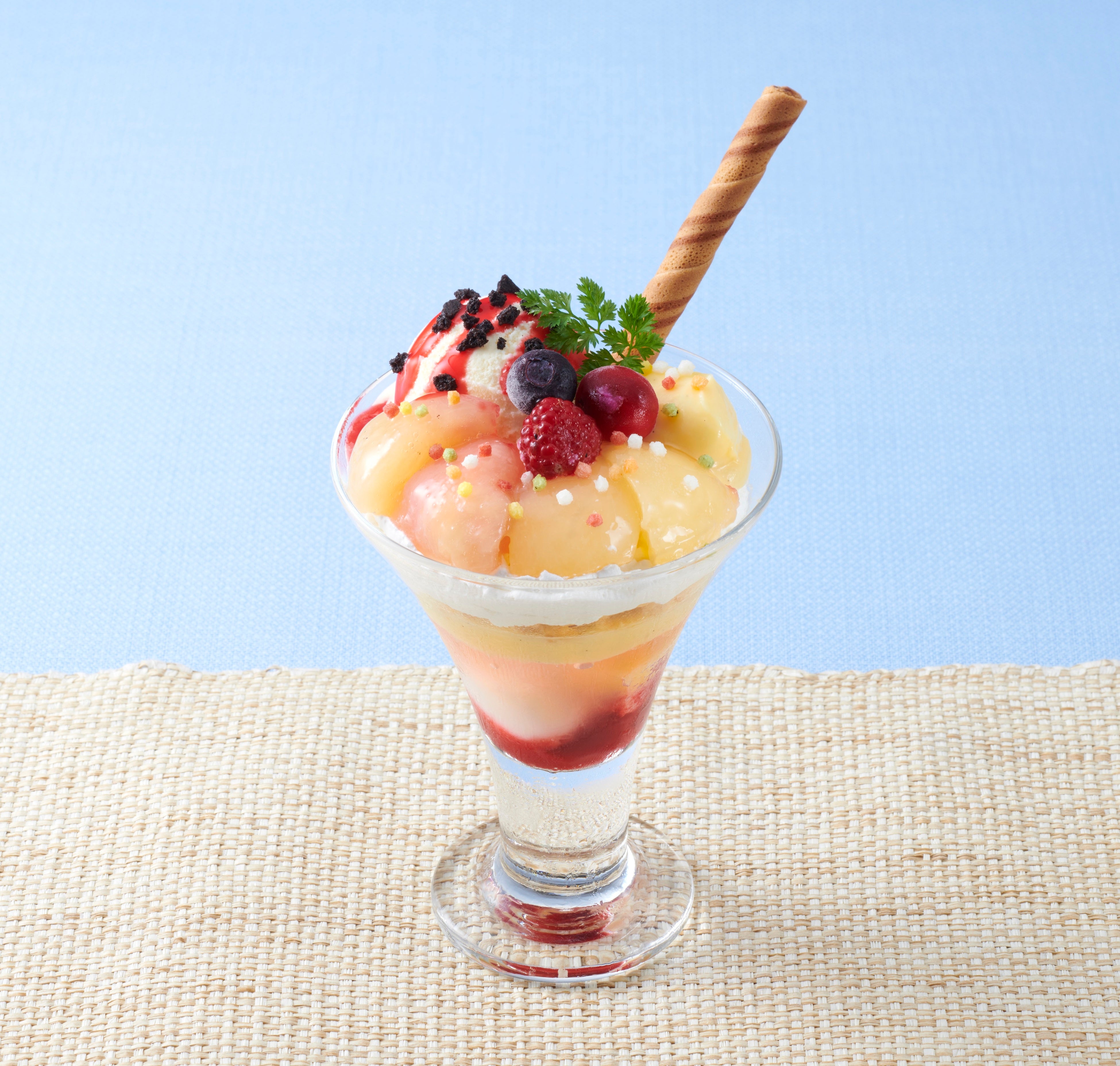 白桃と芳醇カスタードのパフェ　６５８円