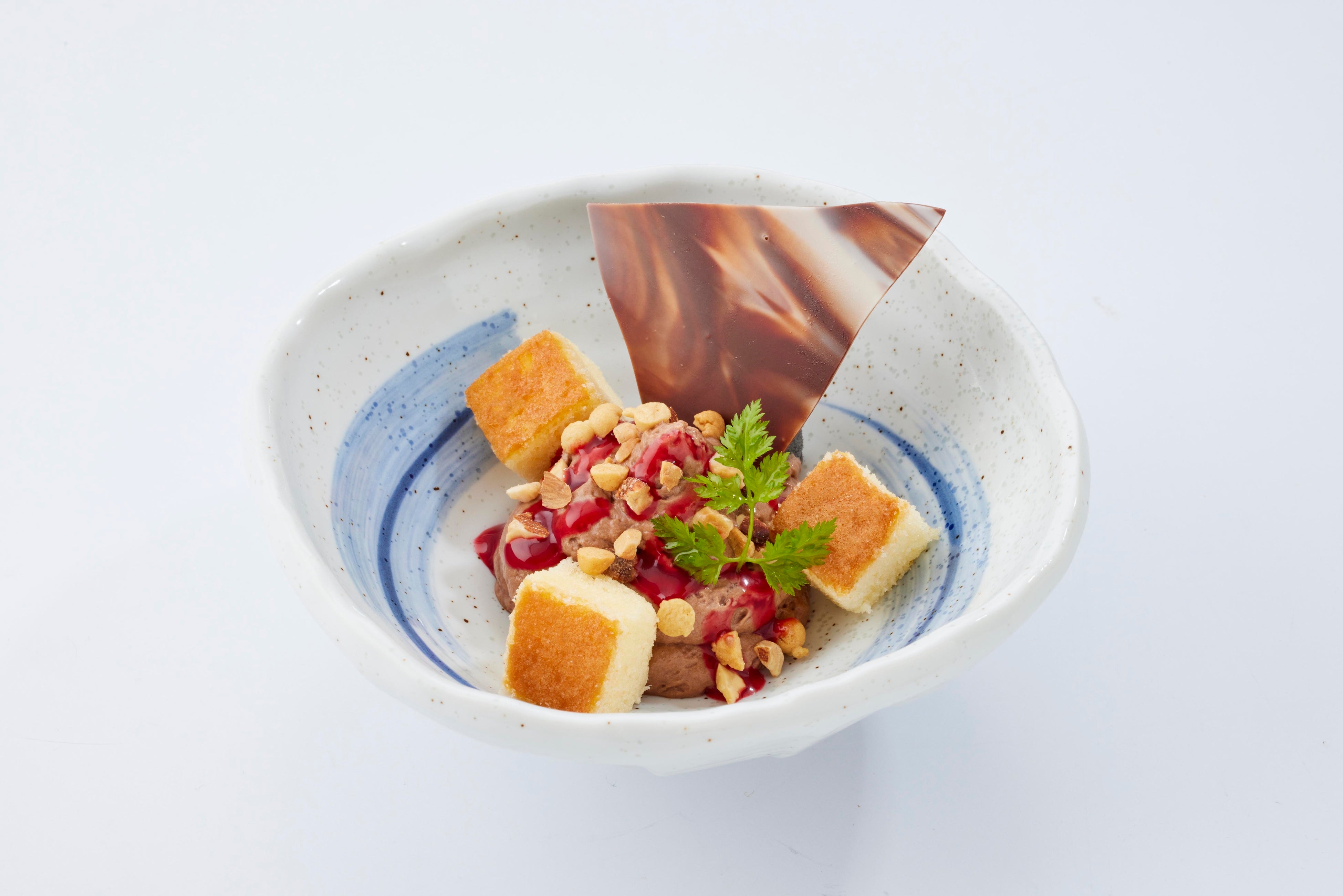 ベルギーチョコムース木苺ソースがけ　２９９円(税込３２８円)