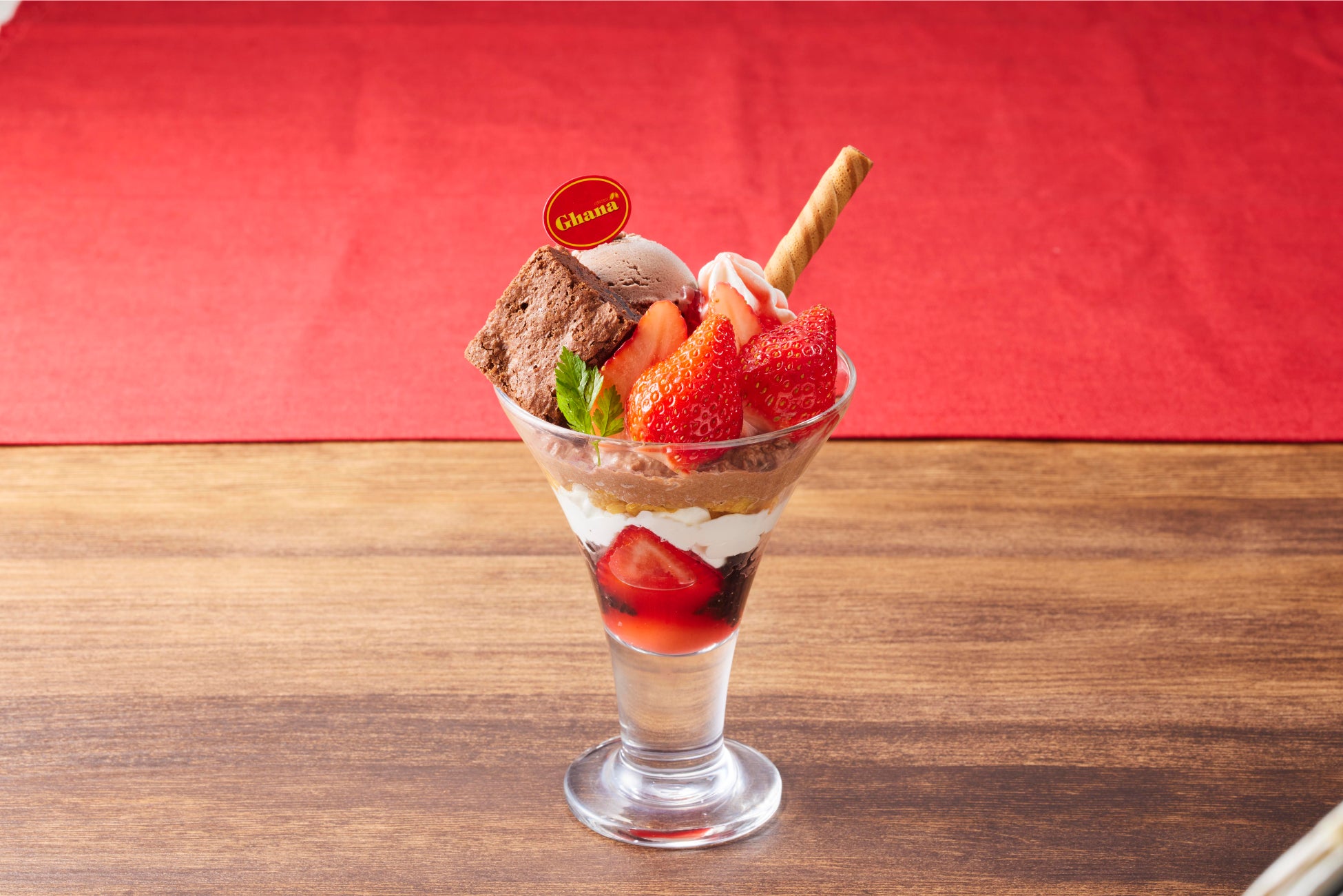 苺とブラウニーのチョコレートパフェ」税込み878円