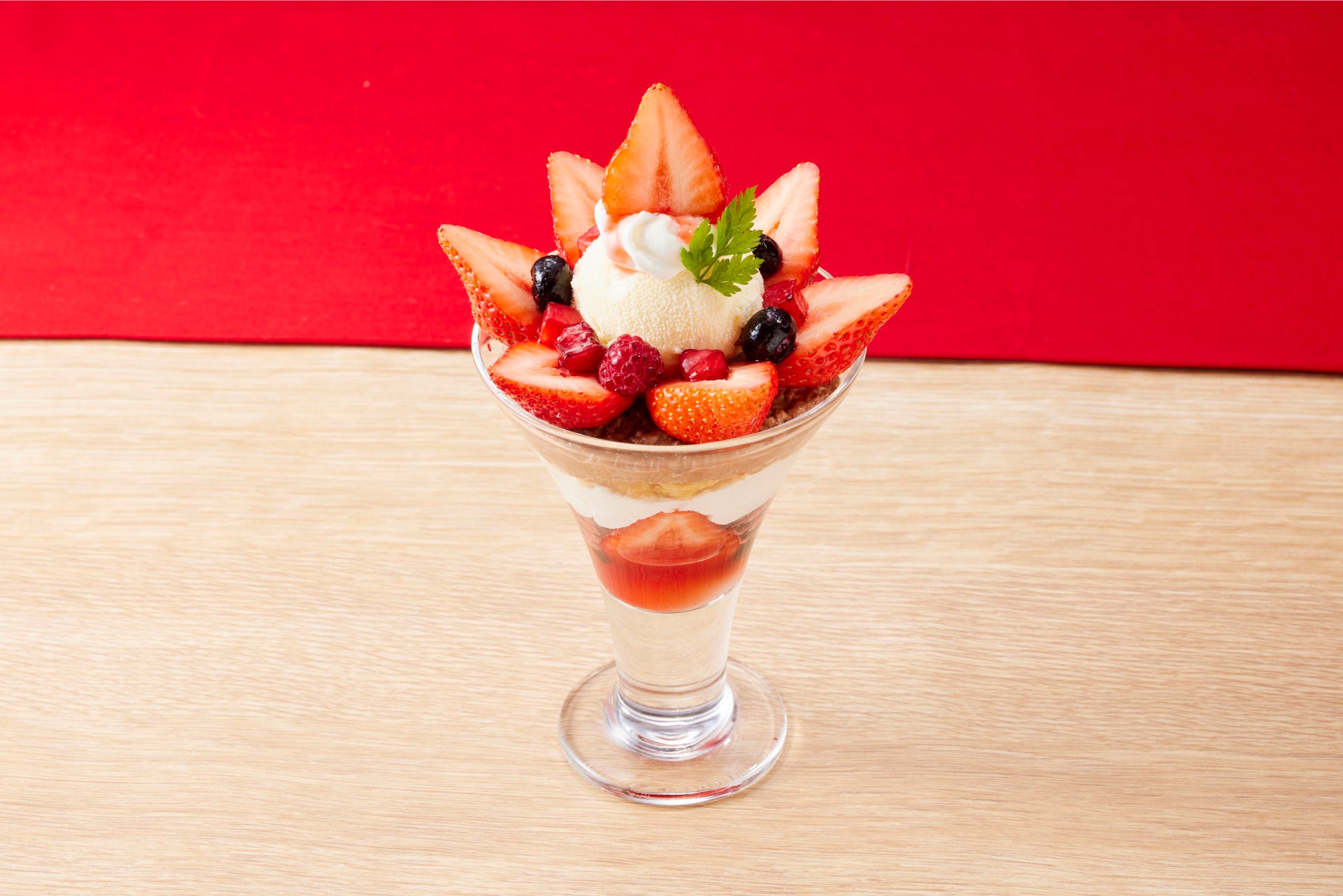 「たっぷり苺とベリーの贅沢パフェ」税込み878円