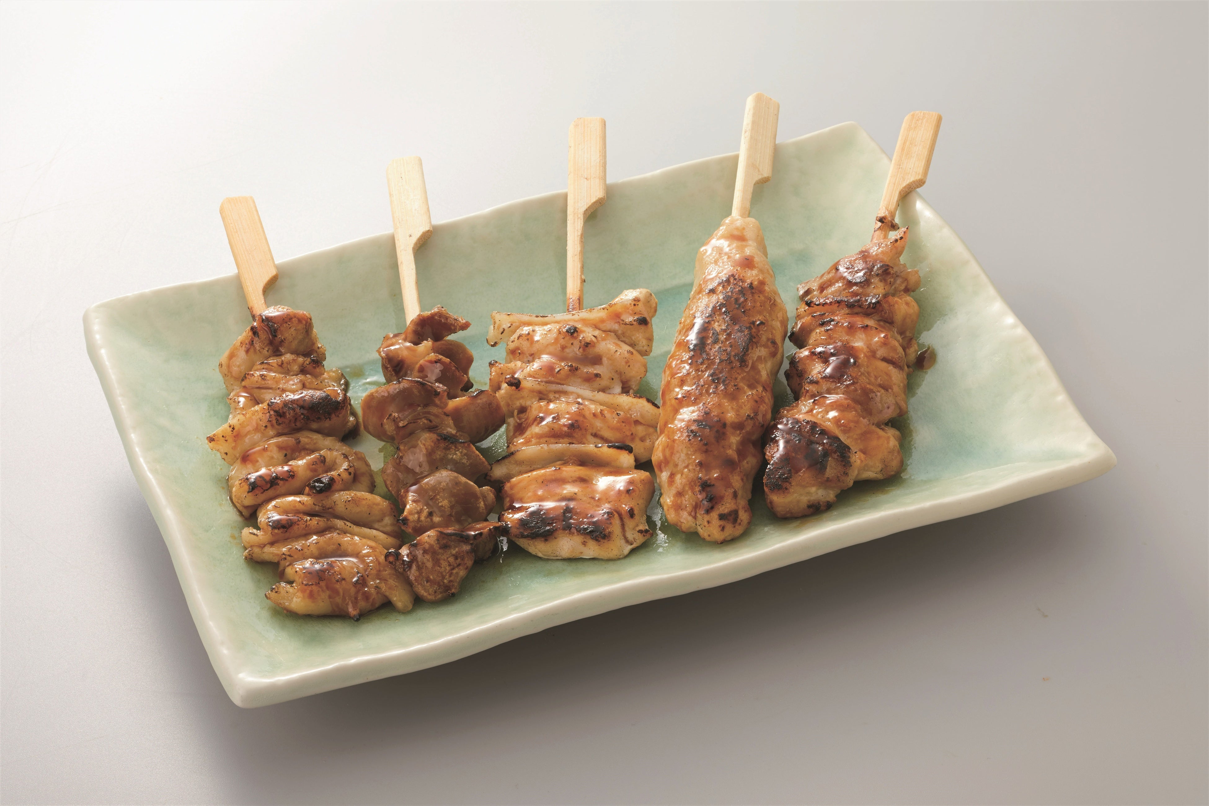 焼とり   鶏皮、砂肝、ヤゲン軟骨、つくね、もも 　※鶏皮と砂肝は牛＆豚プレミアム以上 その他の３種類は厳選豚プレミアム以上