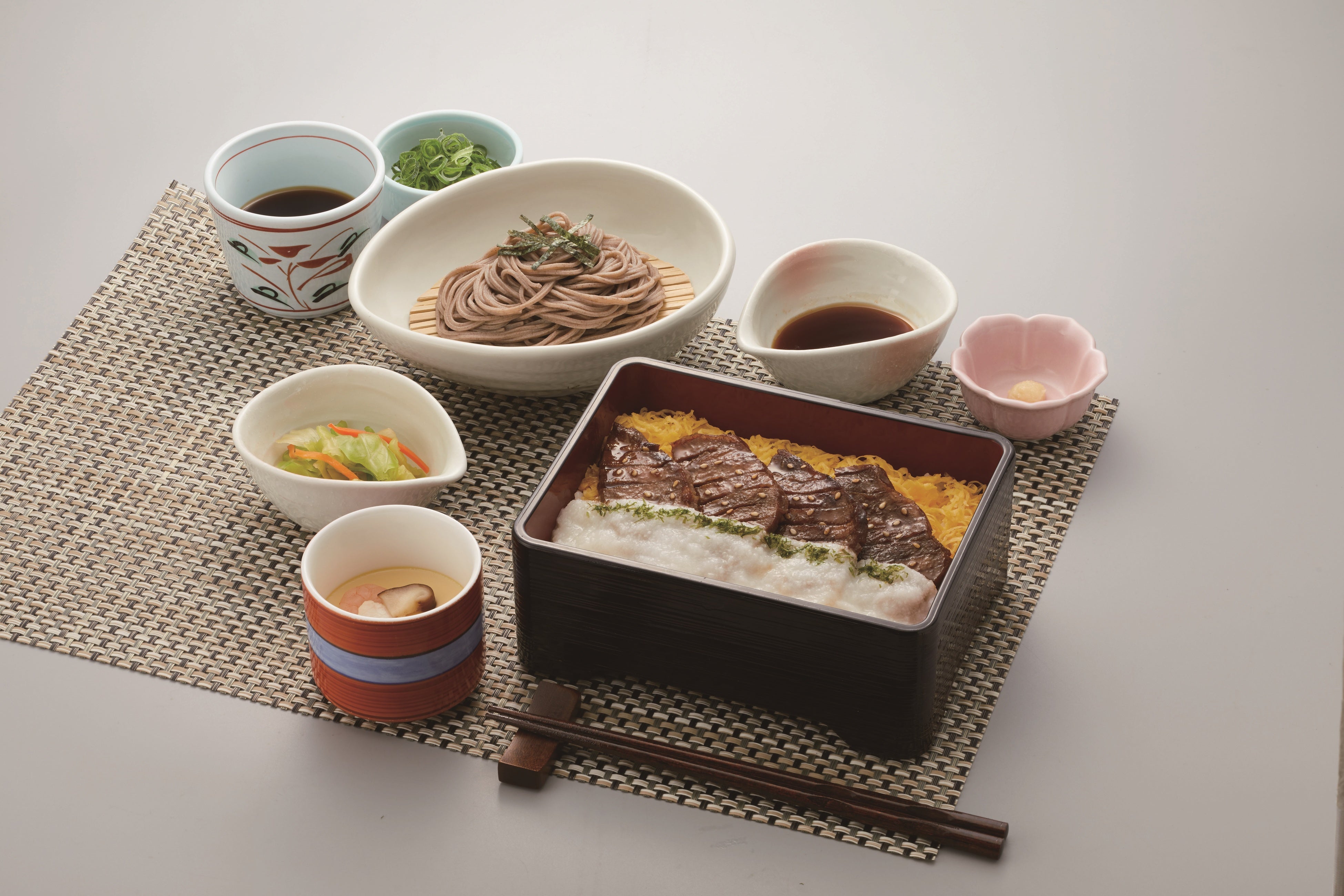 「厚切り 牛タンとろろ重」　１,６９９円（税込１,８６８円）