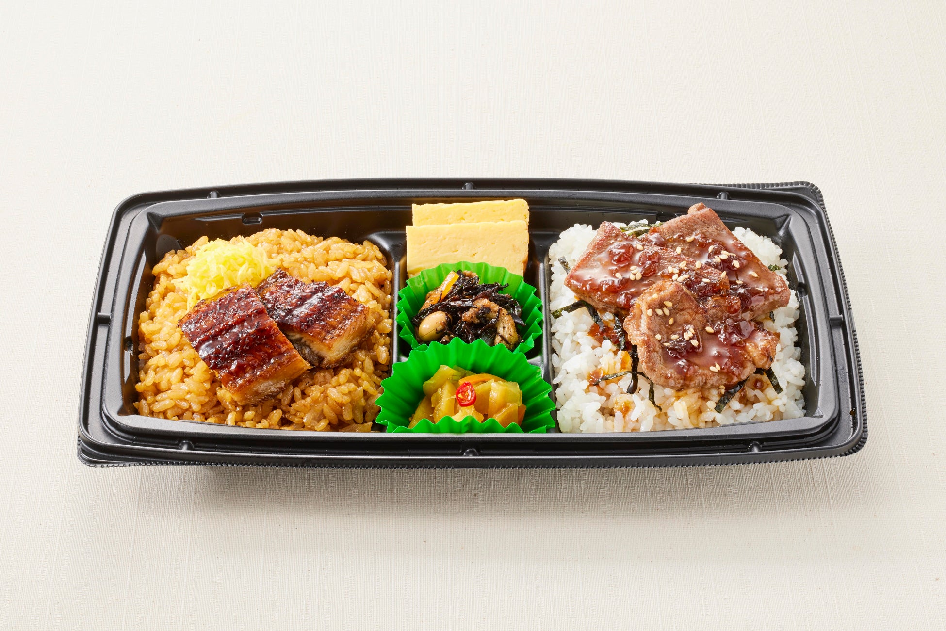 夏のよくばりダブル丼(うな丼&ステーキ丼) (特別価格) 862円