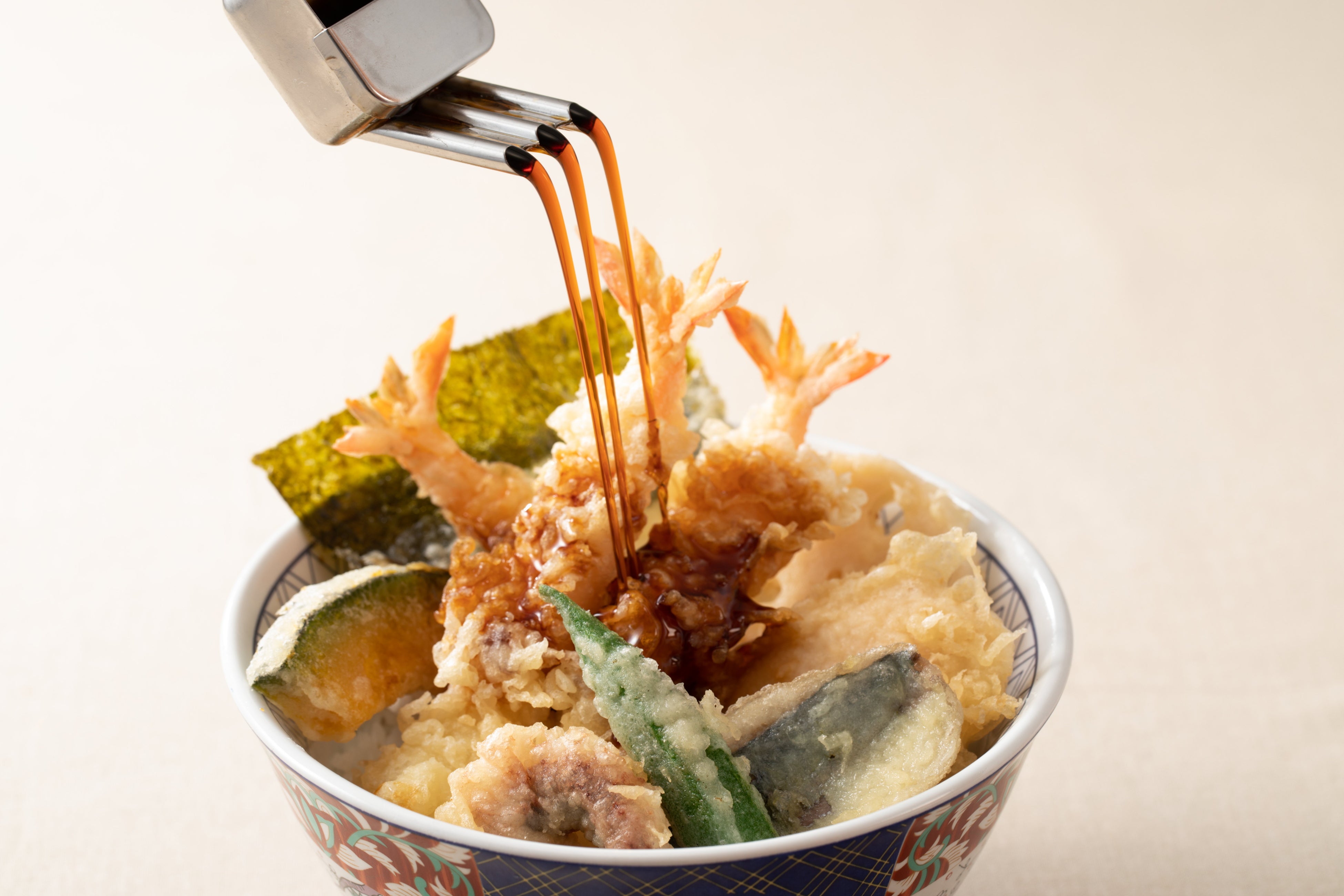 にぎやか海老天丼　※時季により食材を変更します。