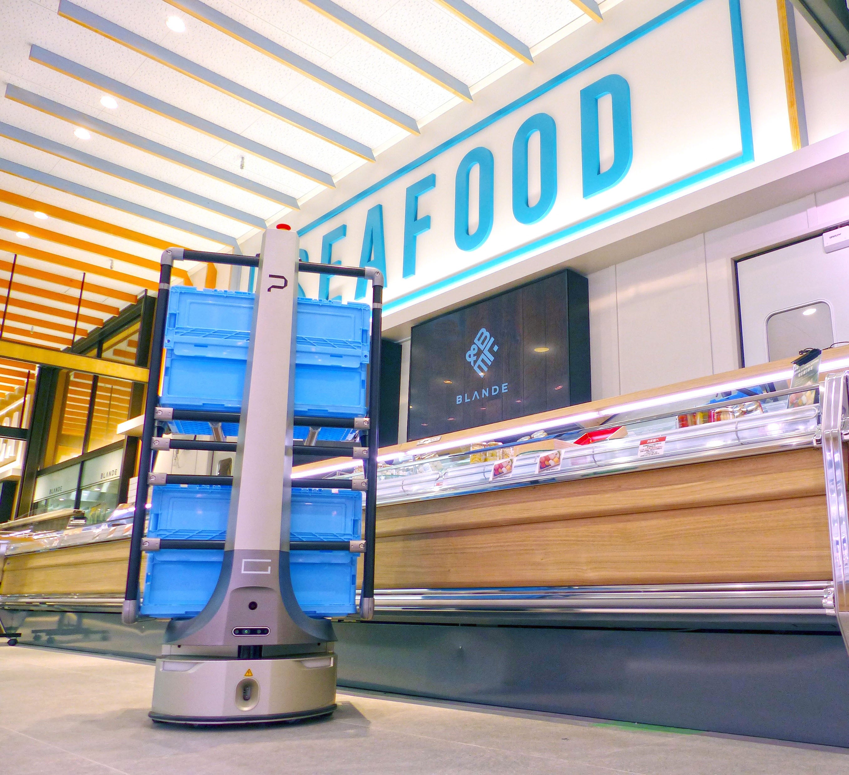 「ＢＬΛＮＤＥ研究学園店」で実稼働する自律型協働ロボット『PEER』