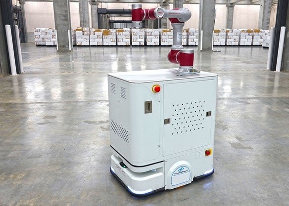 JAKA製協働ロボットを搭載したスタンダードロボット社製自律走行搬送ロボット「Oasis 300」