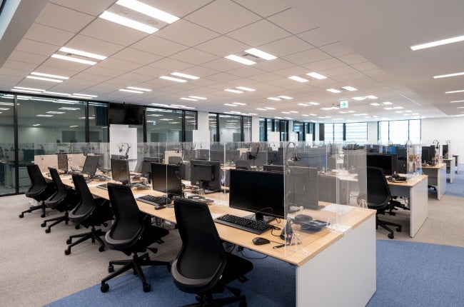 “港”をイメージし、素材を使い分けた床デザイン