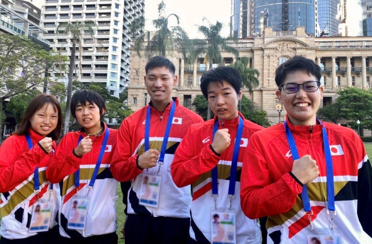 ＜日本代表選手たちと菅野選手（写真右から2番目）写真撮影・提供：日本知的障がい者陸上競技連盟＞