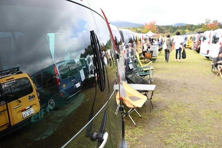 駐車場に並ぶカングー
