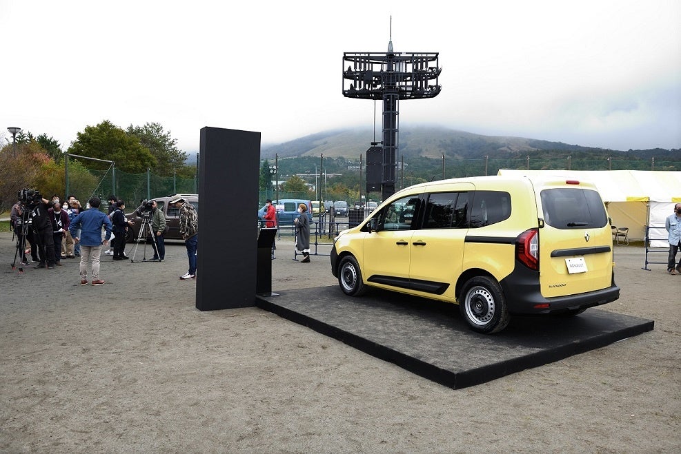 新型カングー展示