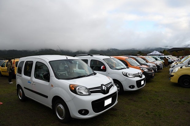 駐車場に並ぶカングー