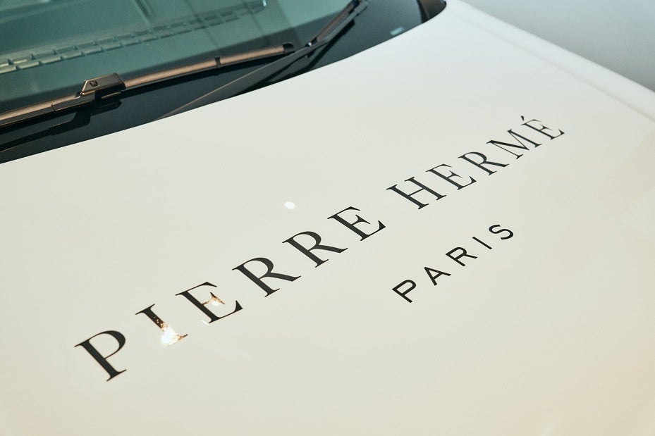 ボンネットに入るピエール・エルメ・パリのロゴ