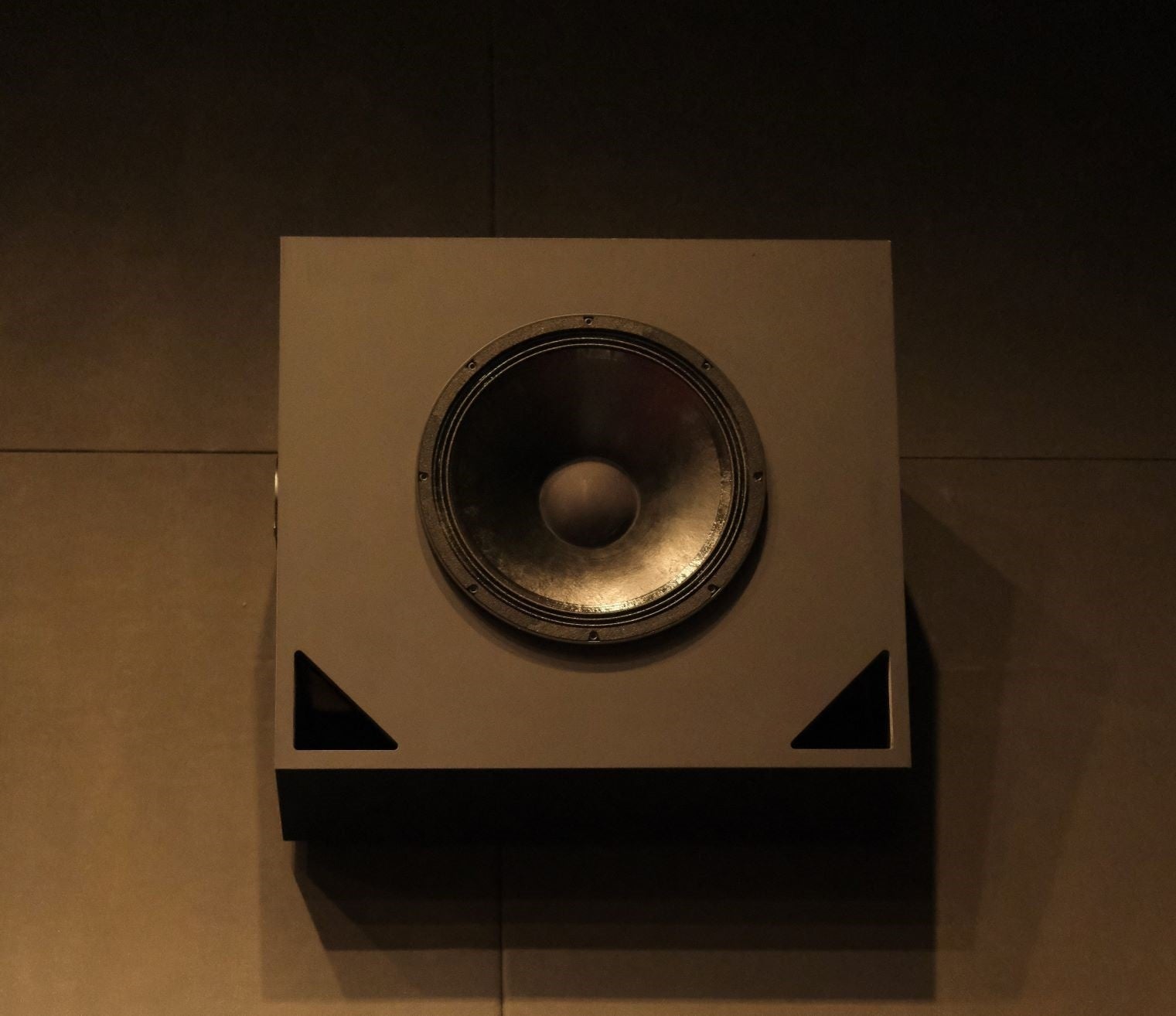 サラウンドスピーカー