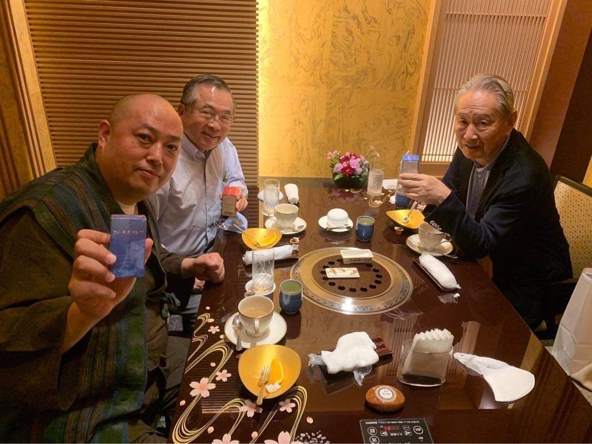 毎月1回 ビジネスランチミーティング KDDI共同創業者 千本倖生氏、元Sony故出井伸之会長 出井会長とは毎週1回食事、ビジネスミーティングをしていました。息子のように可愛がってもらいプライベートでもたくさんの場所で川畑氏は学びました。