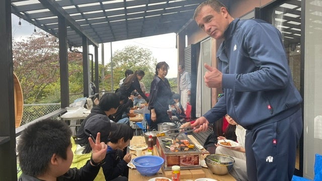 K-1レジェンドが本物のサンタに。ピーター・アーツと川畑秀雄監督、児童養護施設9カ所以上の支援から生まれた絆。旧千葉真一邸で子どもたちとBBQ・薪割り・大自然ハナのサンタ聖地の冬休み！