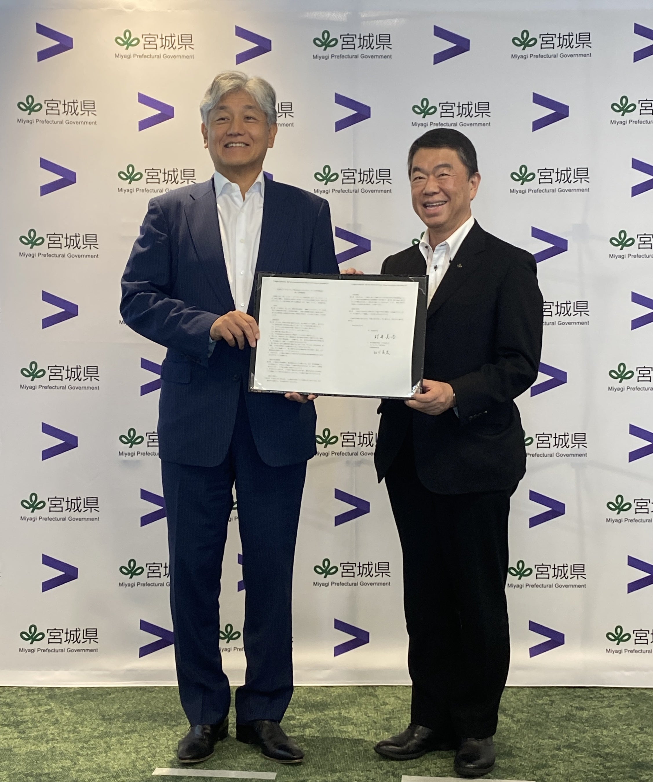 アクセンチュア 代表取締役社長 江川 昌史（左）、宮城県 村井 嘉浩 知事（右）