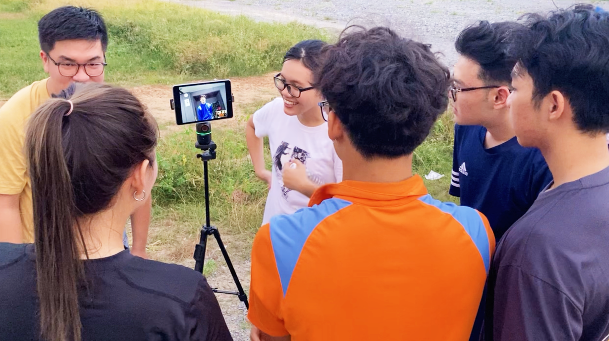 特別支援学校生がベトナムの食文化について質問する様子