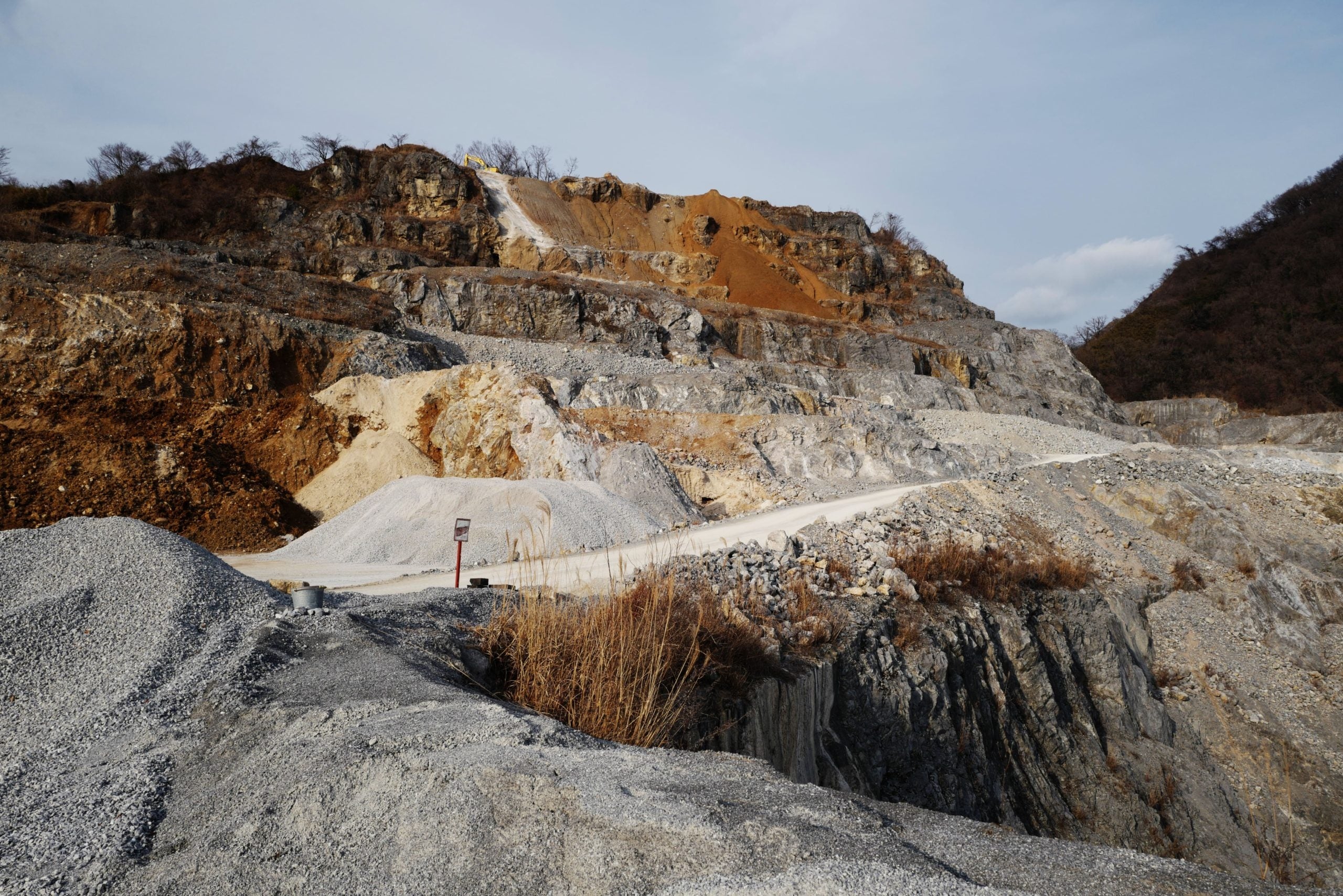 栃木の石灰鉱山の様子。ここから切り出した石灰石を用いて「JAPAN漆喰」を生成