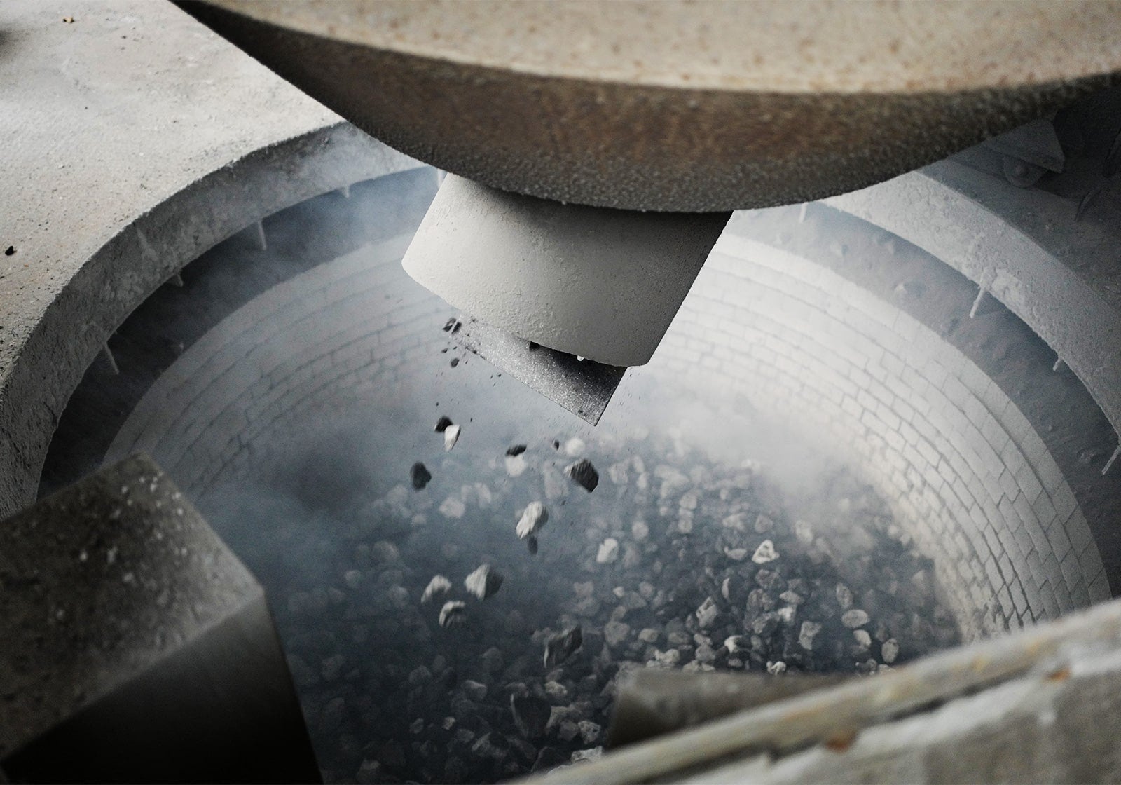 伝統的な「塩焼き」は巨大な釜で石灰石を焼きます