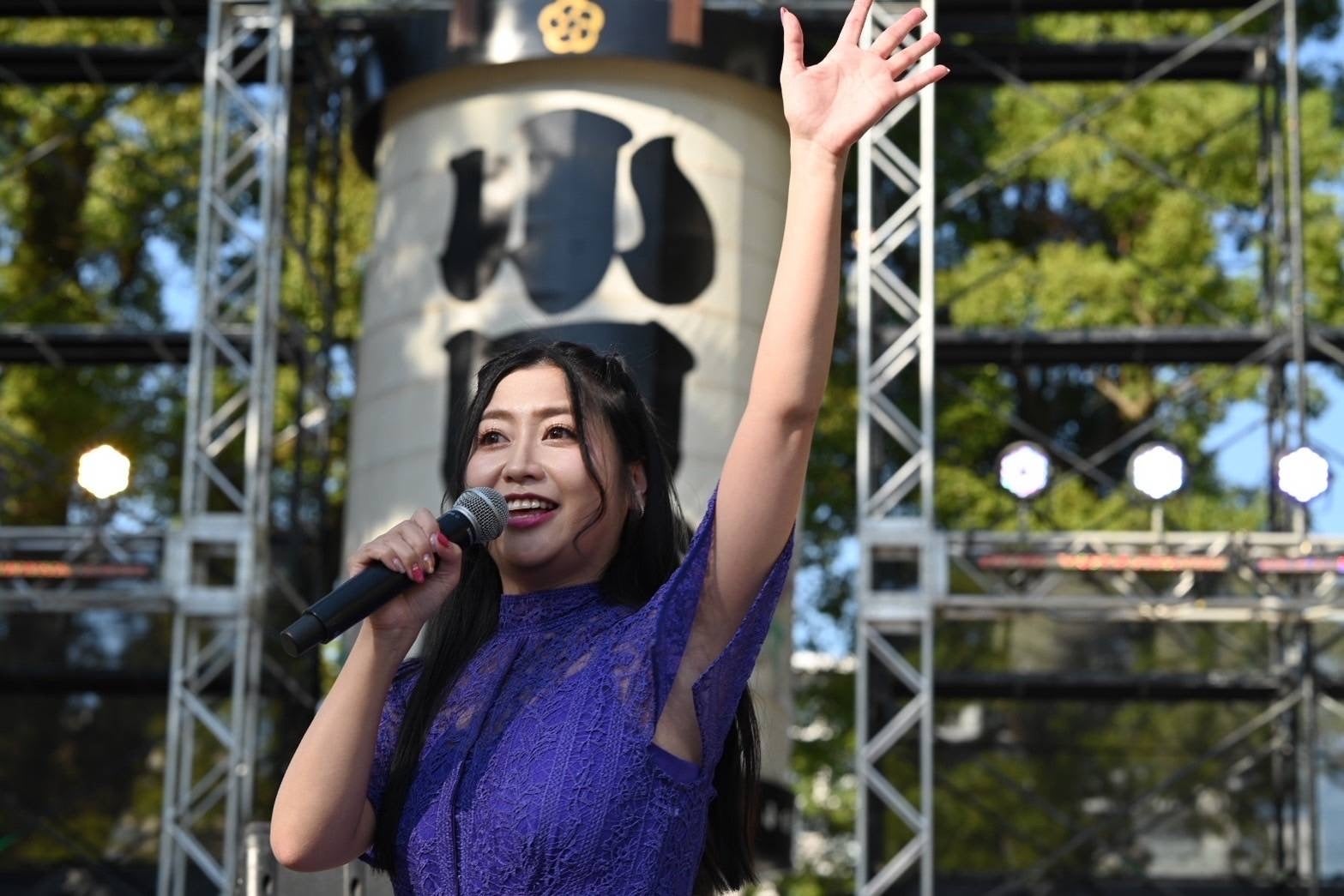 小田原の歌姫・門松みゆき、故郷に凱旋！地元の象徴「小田原提灯」に彩られた特別ステージで熱唱ダイナシティ小田原で新曲発売記念ミニライブを開催ファンへ感謝の歌声を届ける