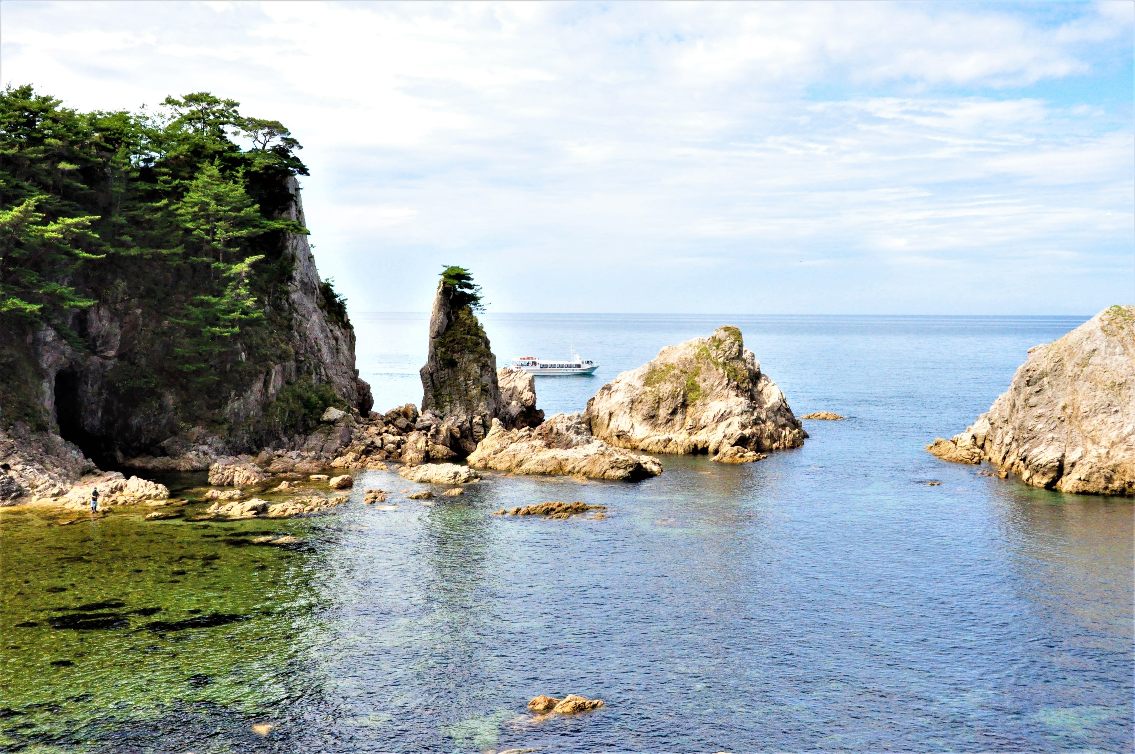 国指定の名勝及び天然記念物『笹川流れ』　澄み切った碧い海が美しい