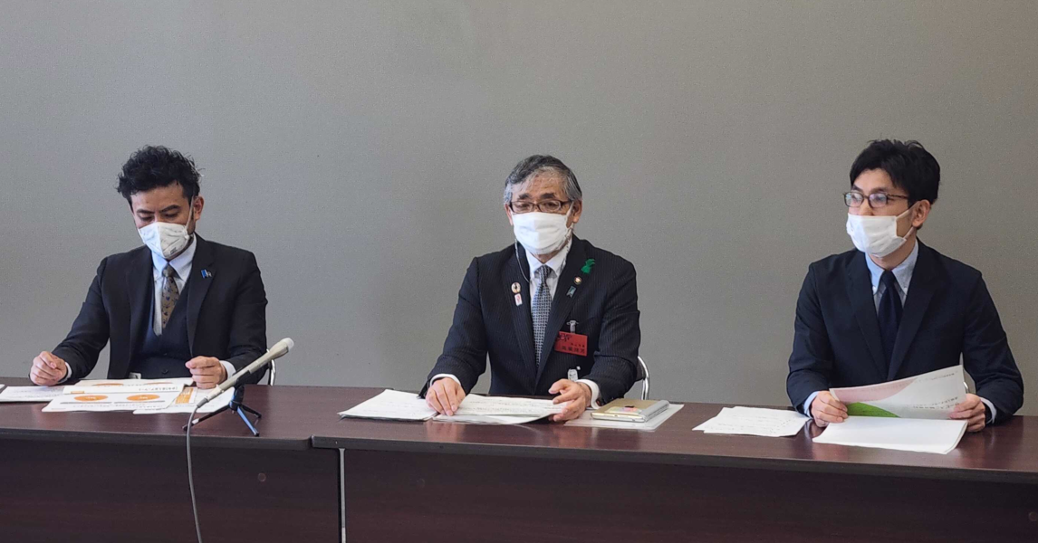  左から、新潟県福祉保健部長　松本晴樹 氏、新潟県村上市長　高橋邦芳 氏、株式会社Kids Public　代表取締役　橋本直也