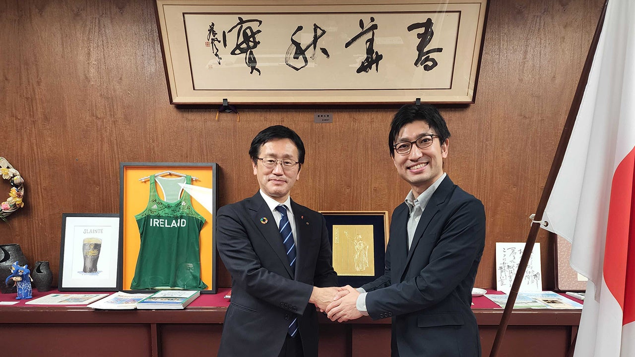 左:岩手町長 佐々木光司様 右:Kids Public代表 橋本(2022年11月21日撮影)