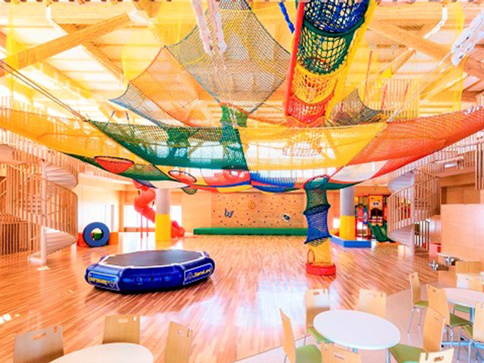 季節や天候に左右されることなく子どもが元気いっぱいに遊べる「こども屋内遊戯場 キッズスクエアちっくる」