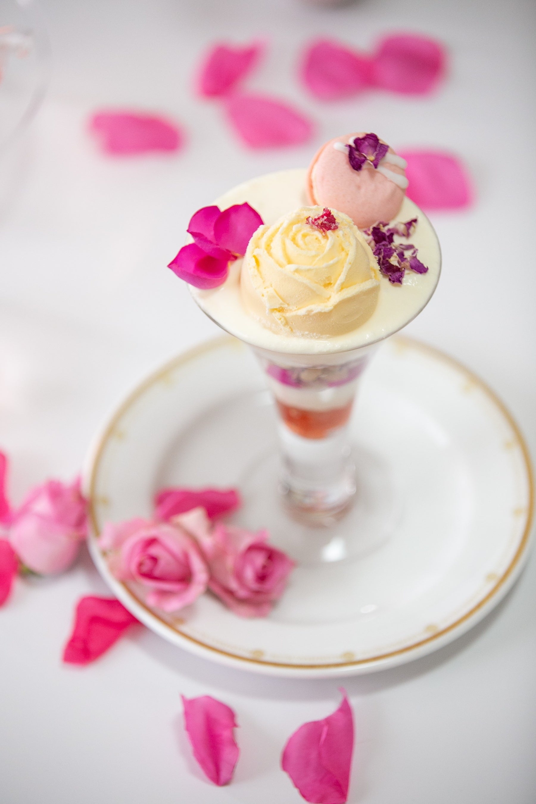 無香料、本物のバラを味わえるローズパフェ