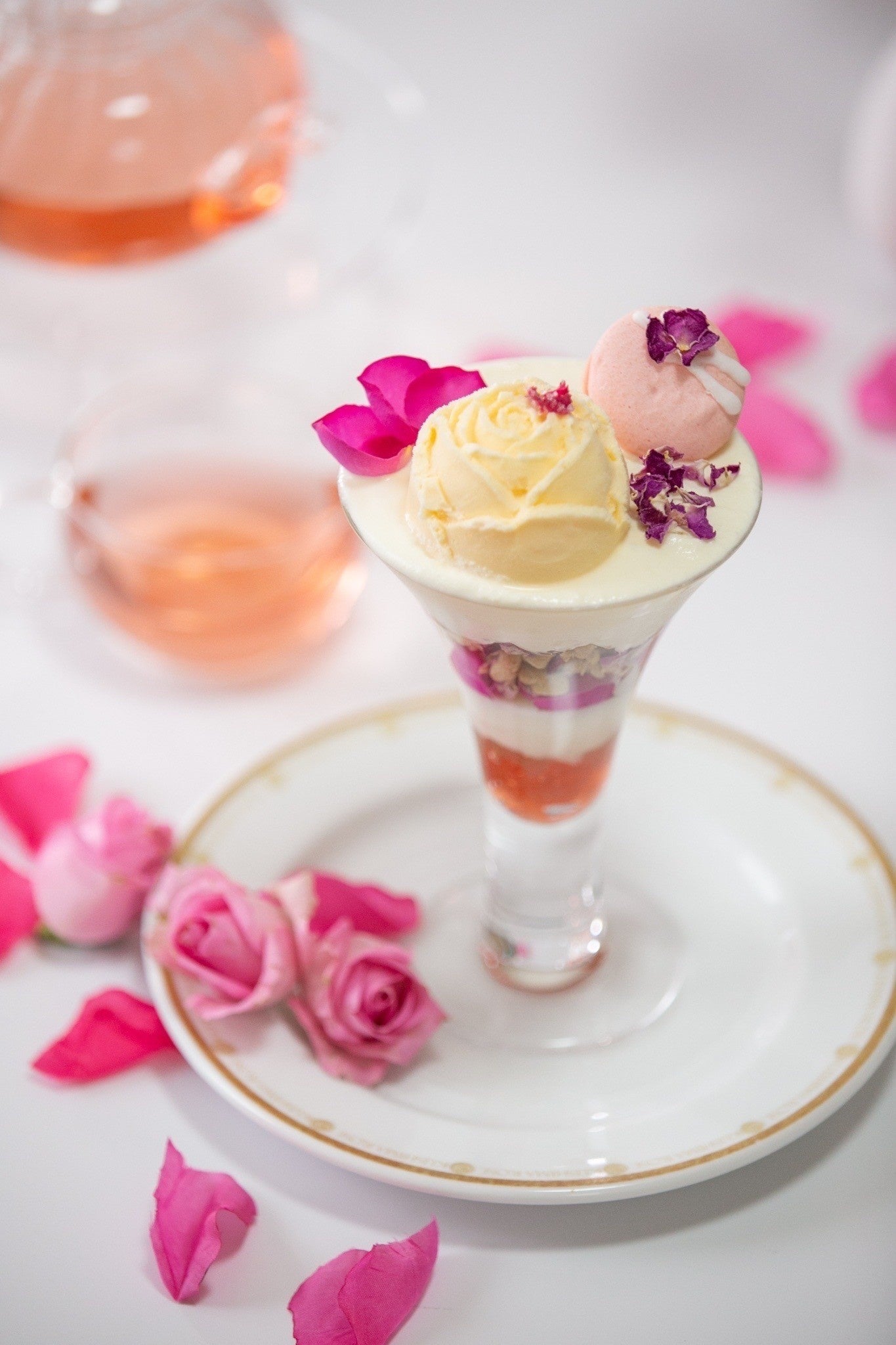 ”食べるバラ”をたっぷり使用したローズパフェ