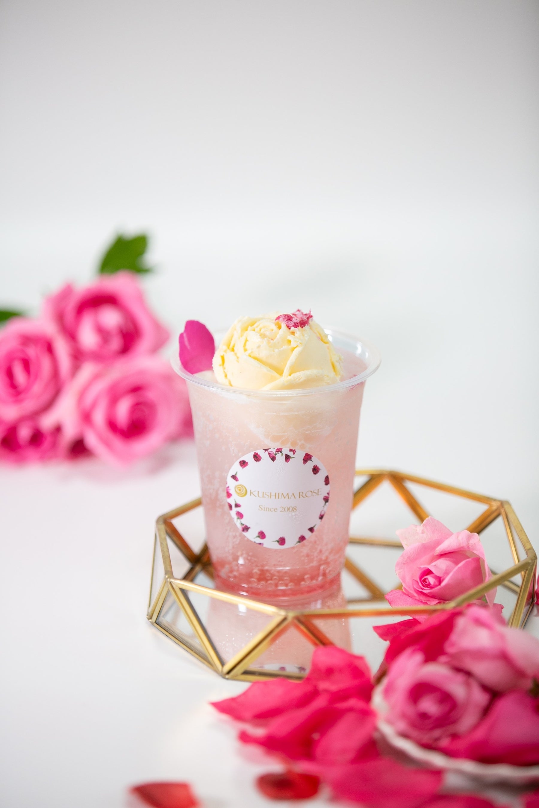 バラ型のアイスの乗ったロゼフロートはこの夏の目玉商品として発売。バニラアイスにバラ塩をトッピングした