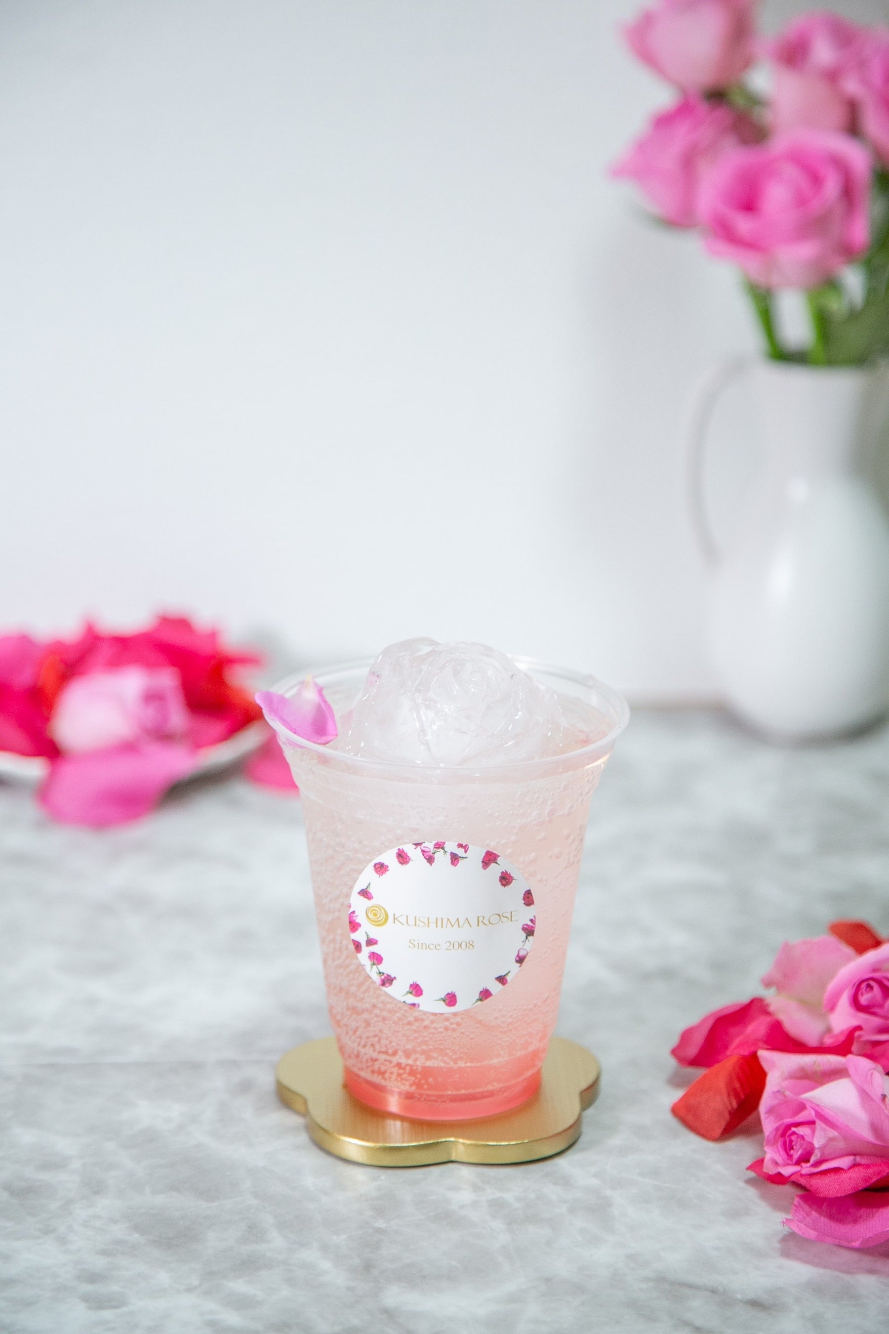 玖島ローズとしては初めてのテイクアウトドリンクであるバラドリンクロゼネードは美意識の高い銀座OLさんに人気