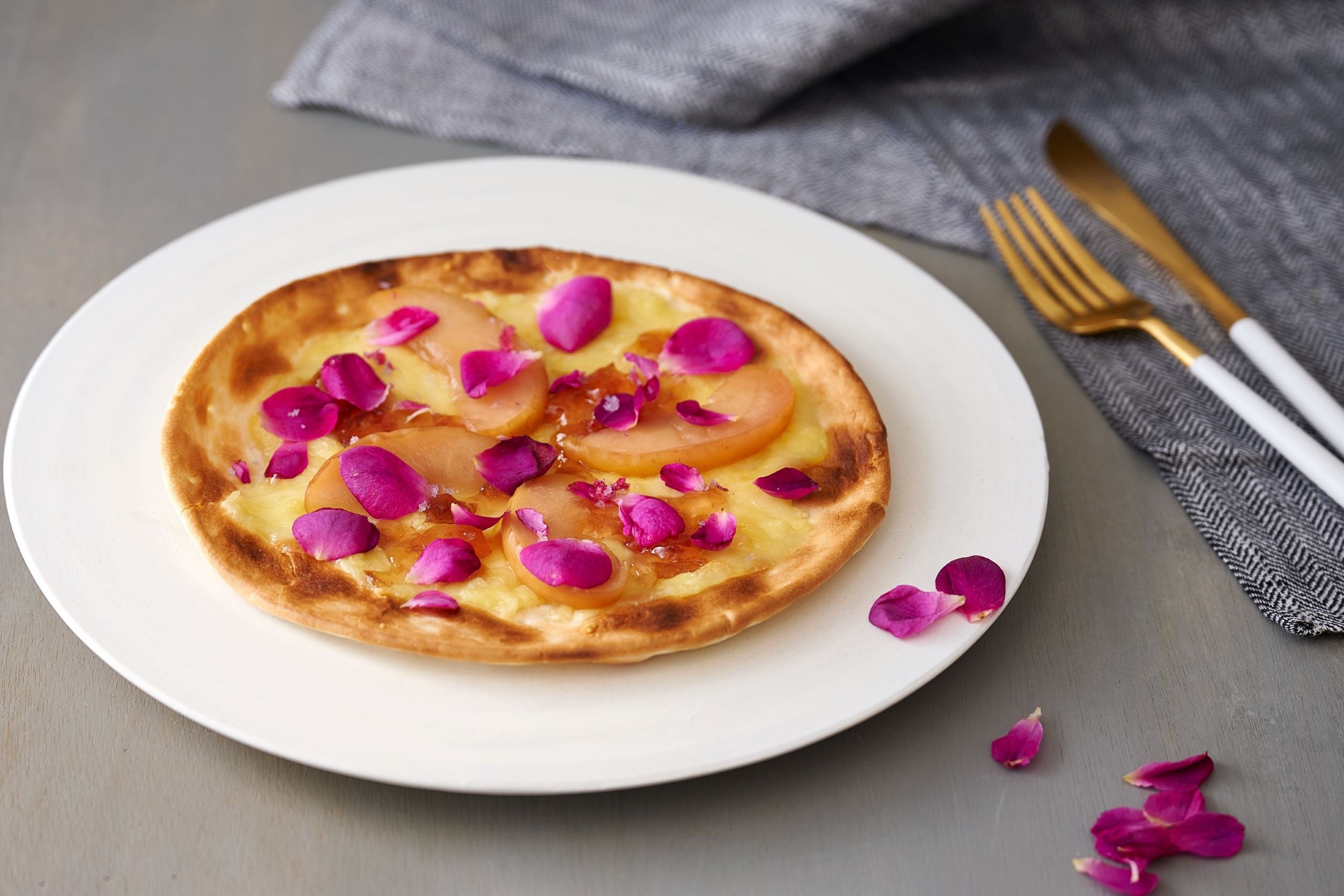 【GINZASIX限定】バラ科の実　林檎をバラシロップでコンポートにしたROSE＆APPLE　PIZZA