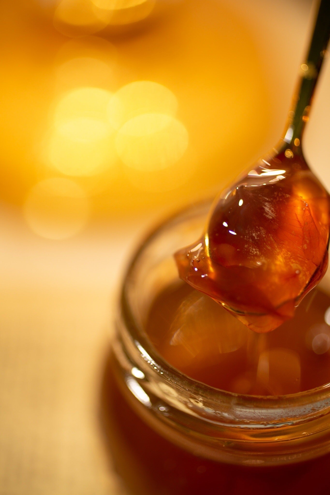 自社農園のある飛騨市で収穫された日本ミツバチの蜂蜜とコラボしたバラのハチミツ