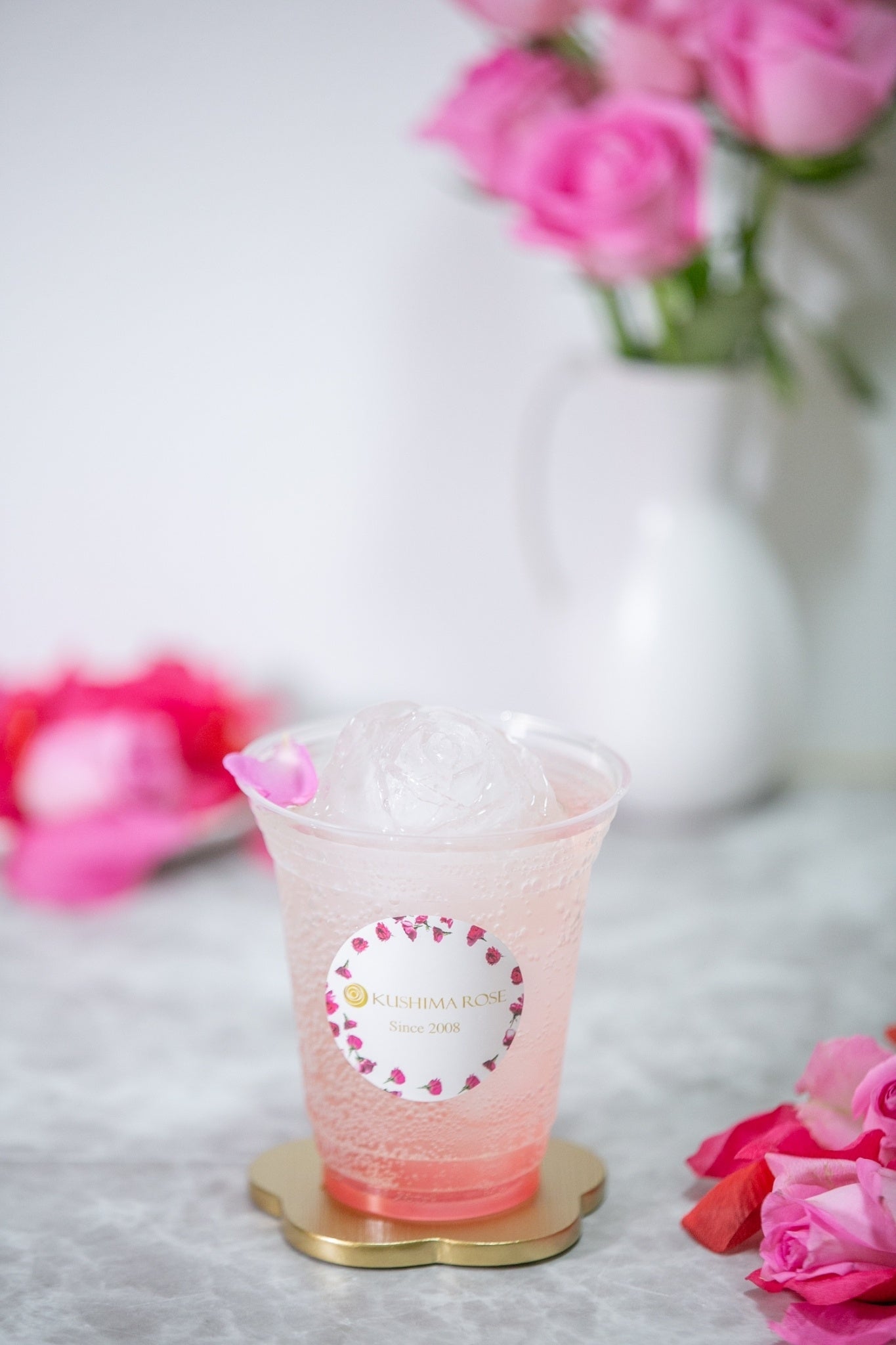 自社農園にて無農薬栽培した食用バラで作ったローズソーダ「ロゼネード」